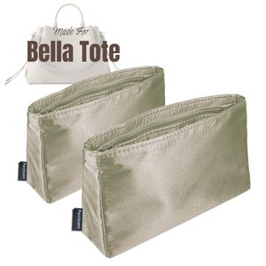 Pode incluir: Dois organizadores de bolsa tote bege com fechos de zíper. Os organizadores são retangulares e feitos de um material liso semelhante ao cetim. O texto "Made For Bella Tote" está acima dos organizadores.