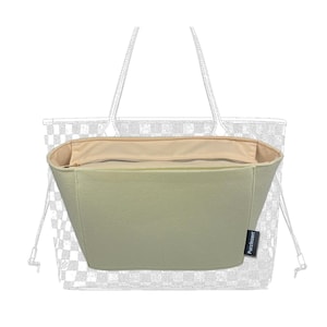 Op de afbeelding: Een lichtgroene vilten handtassenorganizer met een beige interieur en een ritssluiting aan de bovenkant. De organizer heeft een rechthoekige vorm en een klein label met de tekst "Purzinzert". De achtergrond toont een handtassenomtrek.