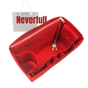 Könnte beinhalten: Ein roter Filz-Handtaschen-Organizer mit mehreren Fächern und einem Reißverschluss oben. Der Organizer enthält eine kleine Tasche mit Druckknopfverschluss und einen Schlüsselhalter mit zwei Schlüsseln. Der Text "Made For Neverfull" ist im Hintergrund sichtbar.