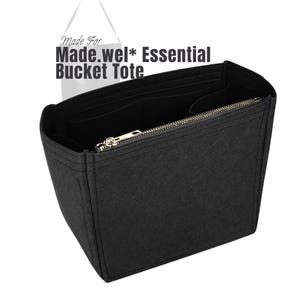 Puede incluir: Organizador de fieltro negro para Essential Bucket Tote con cremallera superior y múltiples bolsillos interiores. El texto "Made.wel* Essential Bucket Tote" es visible en la imagen.