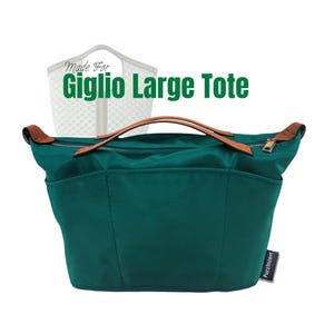 Puede incluir: Un bolso tote Giglio Large de color verde azulado con asas y tiradores de cremallera de cuero marrón. El bolso tiene múltiples bolsillos exteriores y un cierre de cremallera. El texto "Made For Giglio Large Tote" se muestra en la imagen.