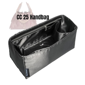 Op de afbeelding: Een zwarte handtassenorganizer met meerdere compartimenten en een ritssluiting. De organizer is ontworpen voor een CC 25 handtas. De tekst "Made For CC 25 Handbag" is zichtbaar in de afbeelding. De merknaam "Purzinzert" staat onderaan.