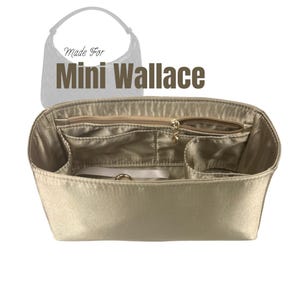 Puede incluir: Organizador de bolso beige con múltiples bolsillos y una cremallera en la parte superior. El texto "Made For Mini Wallace" se muestra encima del organizador. El organizador está diseñado para caber dentro de un bolso.