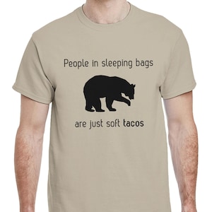 Les gens dans des sacs de couchage sont comme des tacos mous | T-shirt amusant pour votre prochaine aventure en plein air