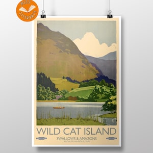 Może przedstawiać: Vintage plakat podróżny dla Wild Cat Island, przedstawiający malowniczy krajobraz z górami, jeziorem i łodzią. Plakat ma retro design z tekstem "Swallows & Amazons" i "Arthur Ransome 1930".