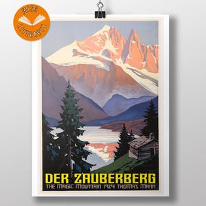 Puede incluir: Cartel de viaje vintage que representa un paisaje de montaña con un lago y una cabaña. El cartel tiene un borde blanco y el texto "DER ZAUBERBERG THE MAGIC MOUNTAIN 1924 THOMAS MANN" en amarillo. Los picos de las montañas están iluminados con un tono naranja cálido.