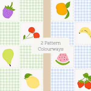 Op de afbeelding: Twee patroonkleuren van fruit illustraties op een geruite achtergrond. Het eerste patroon heeft een groen-wit geruite achtergrond en het tweede patroon heeft een blauw-wit geruite achtergrond. Het fruit omvat een braam, kersen, een peer, een citroen, een perzik, een banaan, een watermeloenplak en aardbeien.