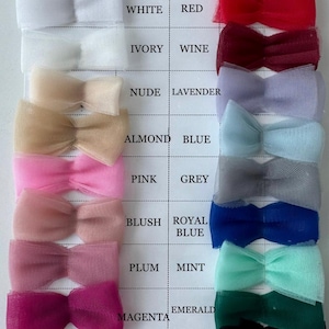 K&ouml;nnte beinhalten: Eine T&uuml;llpalette mit Schleifen in verschiedenen Farben. Die Farben umfassen Wei&szlig;, Elfenbein, Nude, Mandel, Rosa, Rouge, Pflaume, Magenta, Fuchsia, Rot, Weinrot, Lavendel, Blau, Grau, K&ouml;nigsblau, Mint, Smaragd und Schwarz. Der Text "TULLE PALETTE" ist sichtbar.