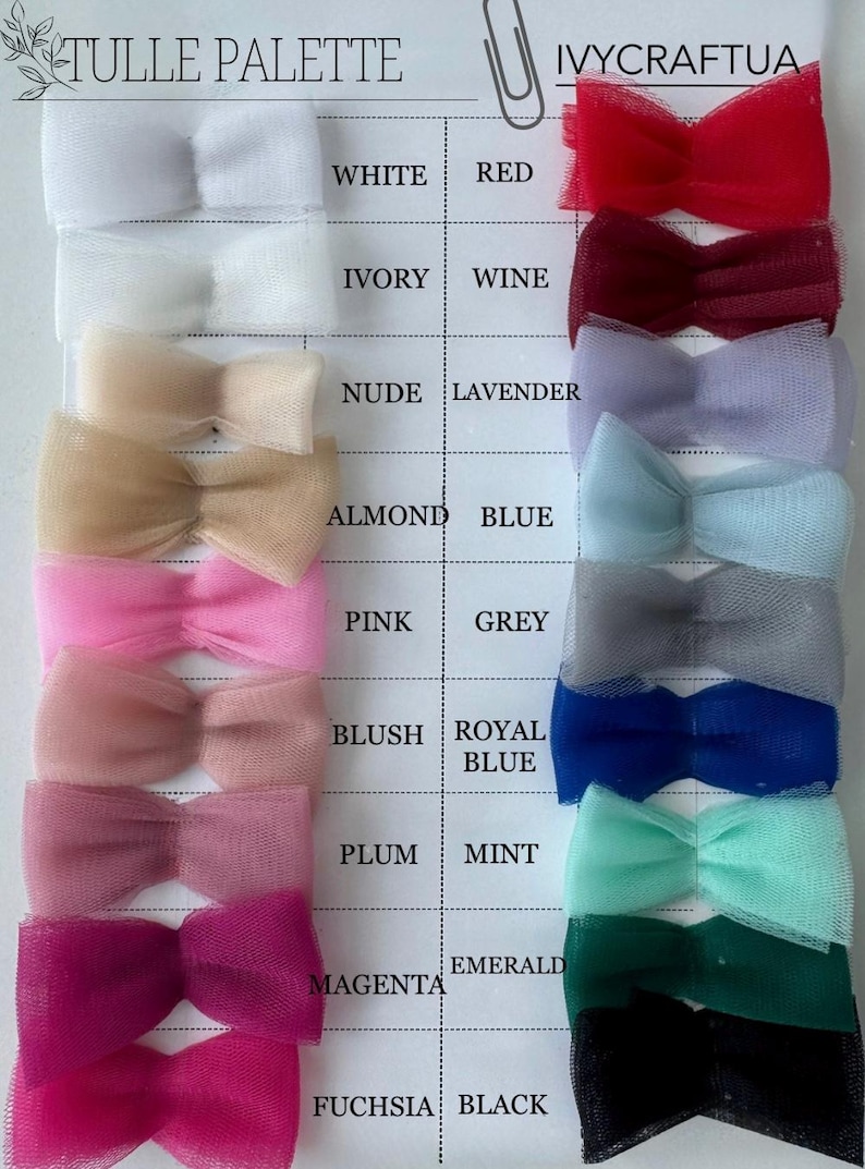 K&ouml;nnte beinhalten: Eine T&uuml;llpalette mit Schleifen in verschiedenen Farben. Die Farben umfassen Wei&szlig;, Elfenbein, Nude, Mandel, Rosa, Rouge, Pflaume, Magenta, Fuchsia, Rot, Weinrot, Lavendel, Blau, Grau, K&ouml;nigsblau, Mint, Smaragd und Schwarz. Der Text "TULLE PALETTE" ist sichtbar.