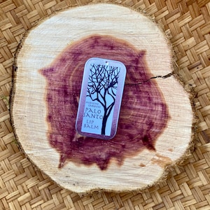 Bálsamo labial de palo santo: ¡que su sabor en tus labios te recuerde que tu respiración, tus palabras, tus canciones y tus besos son sagrados!