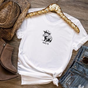Giddy Up Capybara Shirt | Funny Vintage Capybara Graphic Tee for Cowgirls & Animal Lovers | Retro Western Rodent Shirt, Perfect Gift for Her