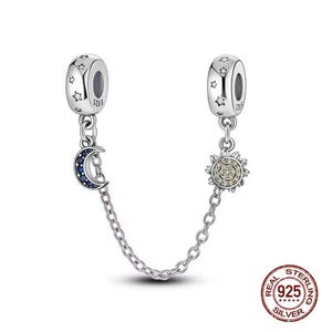 Può includere: Un braccialetto con ciondoli in argento con un ciondolo a forma di luna e uno a forma di sole. Il ciondolo a forma di luna è decorato con cristalli blu e il ciondolo a forma di sole con cristalli gialli. Il braccialetto è in argento sterling e ha un marchio 925.