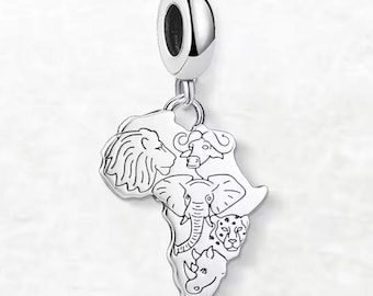 Puede incluir: Encanto de plata en forma de continente africano con un contorno de un león, un elefante, un búfalo, un rinoceronte y un guepardo. El encanto está unido a una cuenta de plata.