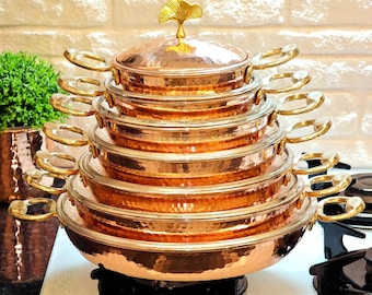 Handgemaakte Turkse koperen pannenset met deksel: kookgerei van gehamerd koper