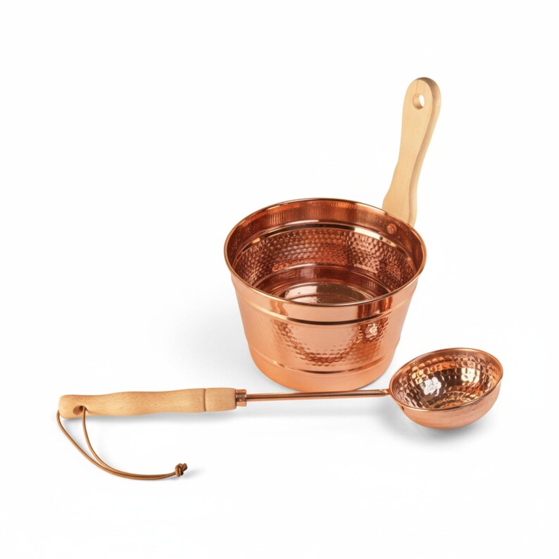 Puede incluir: Un juego de cubo y cuchar&oacute;n de sauna de cobre. El cubo tiene una textura martillada y un mango de madera. El cuchar&oacute;n tambi&eacute;n tiene una textura martillada y un mango de madera. El juego est&aacute; dise&ntilde;ado para su uso en una sauna.