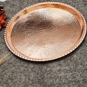 手打ちの無垢銅製トレイ：素朴なインテリアのアクセントピース