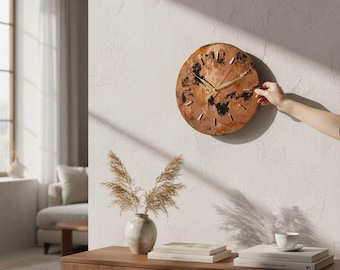 Relógio de parede artesanal em cobre, inspirado na Art Nouveau, com acabamento em pátina.