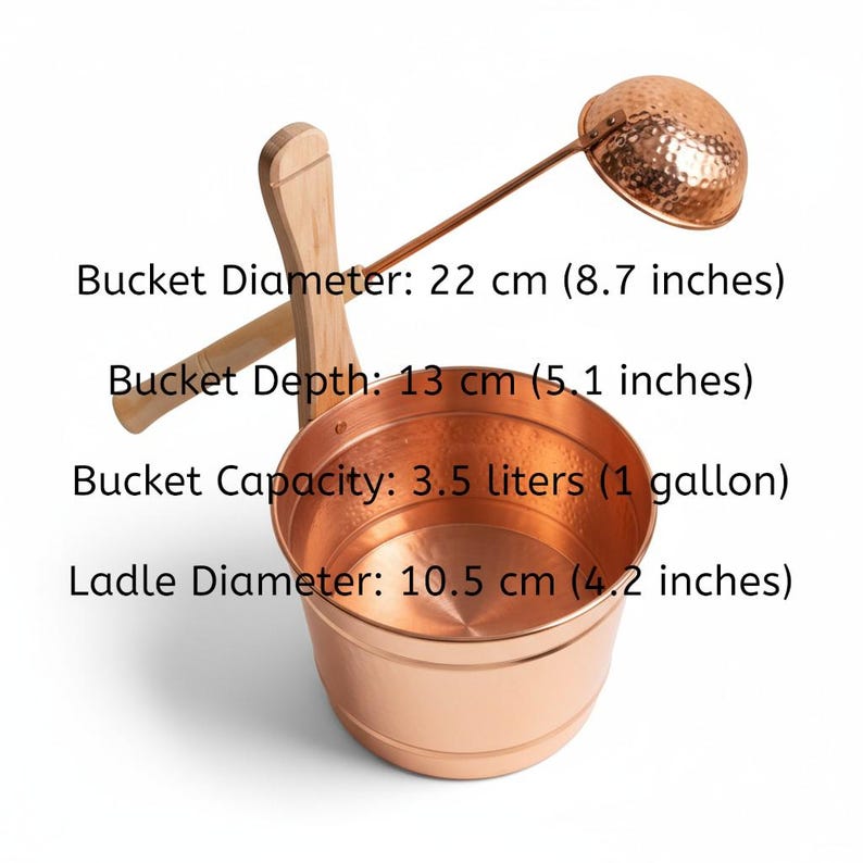 Puede incluir: Cubo de sauna de cobre con asa de madera y cuchar&oacute;n a juego. El cubo tiene 22 cm de di&aacute;metro y 13 cm de profundidad, con una capacidad de 3,5 litros. El cuchar&oacute;n tiene un di&aacute;metro de 10,5 cm.