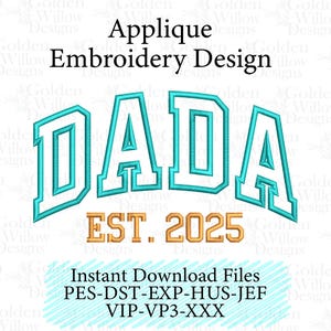 Op de afbeelding: Een applicatie borduurontwerp met het woord "DADA" in teal, gebogen boven "EST. 2025" in goud. Het ontwerp bevat de tekst "Applique Embroidery Design" en "Instant Download Files".