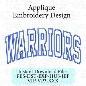 Op de afbeelding: Een blauw en wit borduurontwerp met het woord "WARRIORS" in een gebogen blokletterstijl. Het ontwerp is gelabeld als "Applique Embroidery Design" en bevat bestandsinfo.