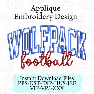 Puede incluir: Un diseño de bordado de aplique que presenta la palabra WOLFPACK en letras de bloque azules y la palabra football en escritura cursiva roja. El texto Applique Embroidery Design aparece arriba, con Instant Download Files y formatos de archivo debajo.