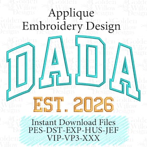 Könnte beinhalten: Ein Applikations-Stickdesign mit dem Wort "DADA" in Türkis und Weiß, das sich über "EST. 2026" in Gold wölbt. Das Design enthält den Text "Applique Embroidery Design" und "Instant Download Files".