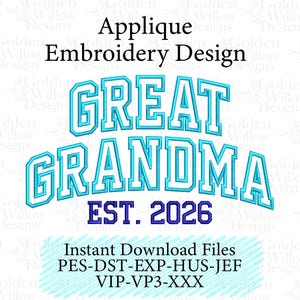 Puede incluir: Un diseño de bordado digital con las palabras "GREAT GRANDMA" en turquesa, en una fuente de estilo universitario, arqueadas sobre la imagen. Debajo, el texto "EST. 2026" está en azul oscuro. El diseño está etiquetado como "Applique Embroidery Design".
