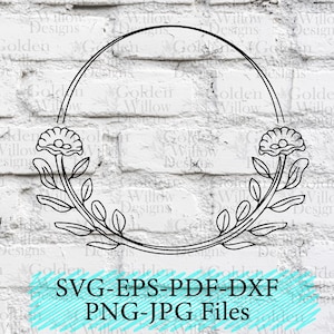 Może przedstawiać: Czarno-biały wzór wieńca kwiatowego z okrągłą ramą i dwoma stylizowanymi kwiatami. Obraz zawiera tekst "SVG-EPS-PDF-DXF PNG-JPG Files" w turkusowym prostokącie, odpowiedni do projektów graficznych.