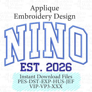 Puede incluir: Diseño de bordado de aplique con el nombre "NINO" en azul, con una fuente de estilo universitario. Debajo, "EST. 2026". El diseño está sobre un fondo blanco, con las palabras "Applique Embroidery Design" en la parte superior.