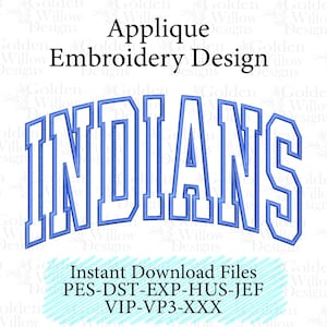 Könnte beinhalten: Blaues Stickdesign mit dem Wort "INDIANS" in geschwungenen Blockbuchstaben. Das Design trägt die Bezeichnung "Applique Embroidery Design" und enthält Informationen zu den Dateiformaten: PES-DST-EXP-HUS-JEF, VIP-VP3-XXX.