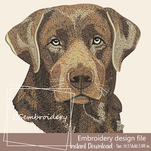 Pode incluir: Um design de bordado detalhado de um cão Labrador Retriever chocolate. O pelo do cão é renderizado em tons de castanho, com destaques e sombras. O design inclui o texto "Gembroidery" e "Embroidery design file Instant Download - Tamanho: A:8,89 cm x L:8,74 cm".