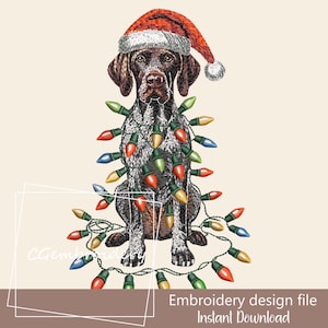 Può includere: Un disegno per ricamo raffigurante un Bracco tedesco con un cappello di Babbo Natale e luci natalizie. Il cane è marrone e bianco con un cappello rosso e bianco. Le luci sono di vari colori. Testo: "Embroidery design file Instant Download."