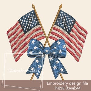 Peut inclure: Un motif de broderie avec deux drapeaux américains croisés et un nœud bleu orné d'étoiles blanches. Les drapeaux ont des rayures rouges et blanches et un champ bleu avec des étoiles blanches. Le texte "Embroidery design file Instant Download" est en bas.
