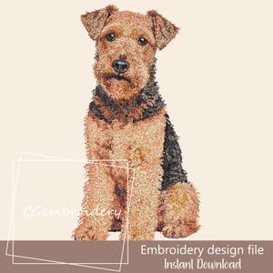 Puede incluir: Archivo de diseño de bordado de un Airedale Terrier sentado. El perro se muestra con detalles texturizados. El perro tiene pelaje marrón y negro. El texto "Embroidery design file Instant Download" es visible.