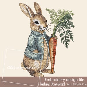 Puede incluir: Un archivo de diseño de bordado que presenta un conejo marrón con una chaqueta azul, sosteniendo una gran zanahoria naranja con hojas verdes. El texto incluye "Embroidery design file" y "Instant Download". El diseño mide 9,65 cm de alto y 7,11 cm de ancho.