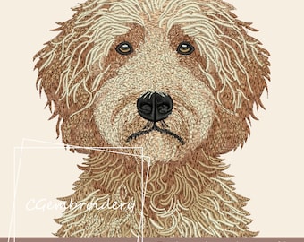 Puede incluir: Diseño bordado de un perro doodle marrón claro con una expresión seria. El pelaje del perro está detallado con diferentes tonos de marrón y crema. El diseño es perfecto para proyectos de bordado.