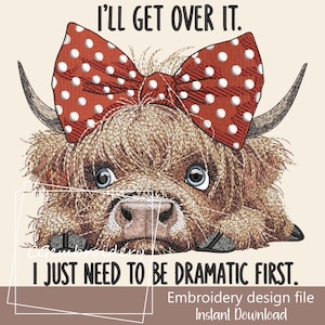 Puede incluir: Diseño bordado de una vaca de las tierras altas con un lazo rojo con lunares blancos, con el texto "I'll get over it. I just need to be dramatic first."