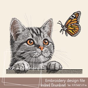 Può includere: Un file di design per ricamo con un gatto tabby grigio con occhi arancioni, che guarda una farfalla con ali arancioni e nere. Il gatto sbircia sopra una sporgenza marrone. Il testo recita "Embroidery design file" e "Instant Download - Size: H:10.49xW:12.73 cm."