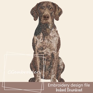 以下が含まれることがあります： 座っているジャーマン・ショートヘアード・ポインター犬の刺繍デザイン。犬は茶色とタンの色合いで描かれ、詳細なステッチが施されています。画像には「Embroidery design file Instant Download」というテキストが含まれています。