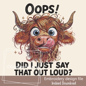 Könnte beinhalten: Ein gesticktes Design mit einer Cartoon-Hochlandkuh mit großen blauen Augen und herausgestreckter Zunge. Der Text "OOPS! DID I JUST SAY THAT OUT LOUD?" steht über und unter der Kuh. Stickdateidesign.