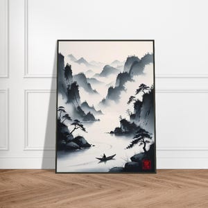 Muurkunst bergrivier – Japans landschap met inktwassing met nevelige dennen, metalen frame, sereen zen-decor voor thuis of op kantoor