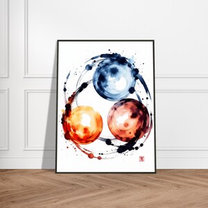 Könnte beinhalten: Abstrakter Kunstdruck mit drei sich überlappenden Kugeln in Orange, Blau und Rot, umkreist von schwarzen Pinselstrichen. Das Kunstwerk ist in einem schwarzen Rahmen gerahmt und steht vor einer weißen Wand und einem Holzboden.