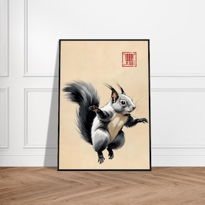 Könnte beinhalten: Eine Schwarzweißillustration eines Eichhörnchens mit einem langen, buschigen Schwanz. Das Eichhörnchen befindet sich in einer Sprungpose mit ausgestreckten Pfoten. Der Hintergrund ist hellbeige mit einem roten quadratischen Stempel, auf dem "栗鼠" in japanischen Schriftzeichen steht.