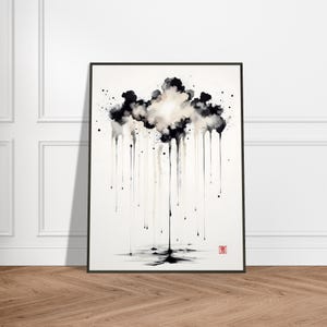 Peut inclure: Impression d'art abstrait représentant une forme de nuage en noir, gris et blanc. L'œuvre utilise un effet aquarelle avec des lignes dégoulinantes. L'impression est encadrée dans un cadre noir et repose sur un sol en bois.