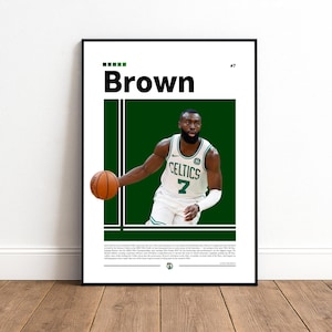 Puede incluir: Un póster enmarcado con el jugador de baloncesto Jaylen Brown de los Boston Celtics. El póster tiene una combinación de colores verde y blanco, con el nombre del jugador, "Brown", en un lugar destacado. Brown lleva una camiseta de los Celtics y sostiene un balón de baloncesto.