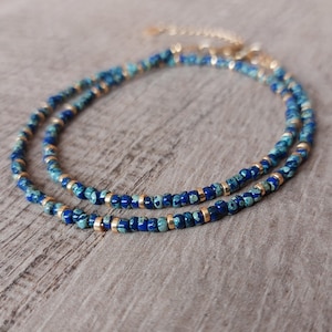 Japanische Miyuki-Glasperlenkette mit kobaltblauem und gold- oder silberfarbenem Verschluss, kurze blaue Halskette, blaue Perlenkette, Naturperlen.