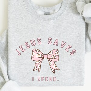 Sweat-shirt chrétien pour femme - Jésus économise, je dépense - Vêtements chrétiens | Cadeaux chrétiens pour elle | Sweat à capuche chrétien | Streetwear chrétien