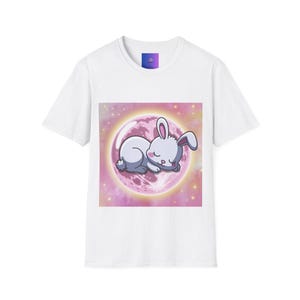 Camiseta unisex de estilo suave con diseño de conejito soñador, bonita camiseta gráfica, regalo para amantes de los conejos, camiseta de conejito soñoliento con diseño de luna, perfecta para cumpleaños y ocasiones informales.