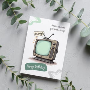 Cartão de aniversário vintage engraçado • Download digital editável • Saudação retrô para impressão para ele ou ela • Cartão de TV ainda em funcionamento • Modelo Canva