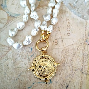 Goldanhänger mit Pferdekopfanhänger: Barocke Porzellanperle im Reiterstil